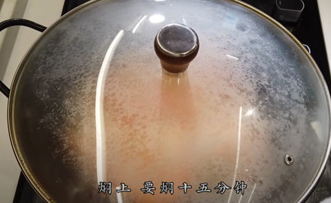 色泽鲜红，肉质细嫩的油焖大虾怎么做