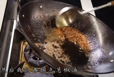 色泽鲜红，肉质细嫩的油焖大虾怎么做