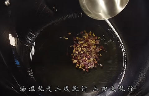 色泽鲜红，肉质细嫩的油焖大虾怎么做