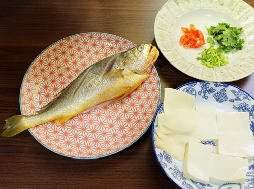 香煎黄花鱼，鱼肉口感细致，豆腐外酥内嫩