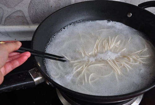 香椿凉拌面味道鲜香而独特保证让你爱上它