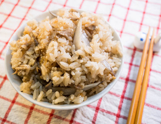 在忙碌的日子适合做的电饭锅鲔鱼牛蒡炊饭