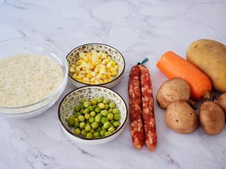 土豆腊肠焖饭_土豆腊肠焖饭的做法电饭煲