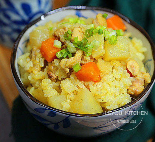 电饭锅咖喱鸡肉焖饭简单又好吃，米粒完全吸收了咖喱的香气